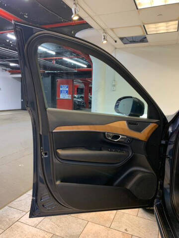 2022 Volvo XC90 T6 Momentum 7-Passenger