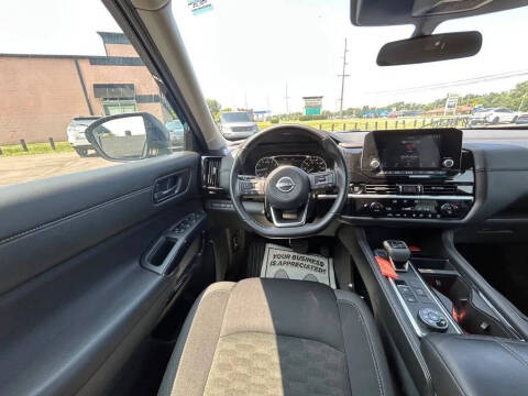 2025 Nissan Pathfinder SV