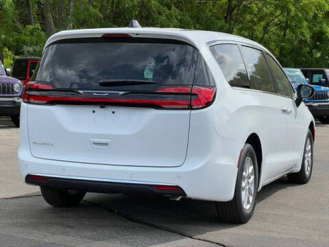 2027 Chrysler Pacifica Select