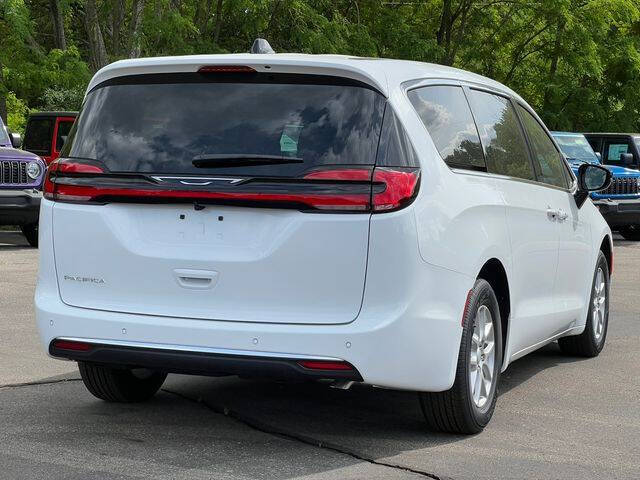 2027 Chrysler Pacifica Select