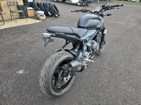 2024 Triumph Trident (Black)