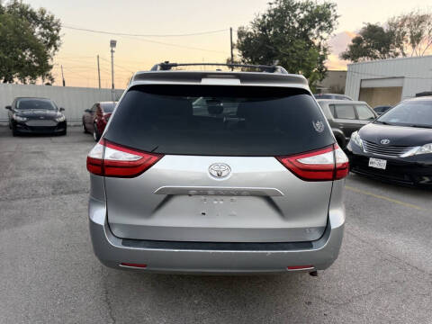 2015 Toyota Sienna LE 8-Passenger