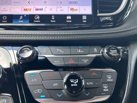 2027 Chrysler Pacifica Select