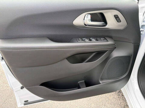 2027 Chrysler Pacifica Select