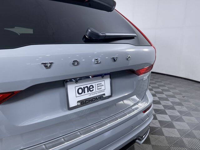 2025 Volvo XC60 B5 Ultra Dark Theme