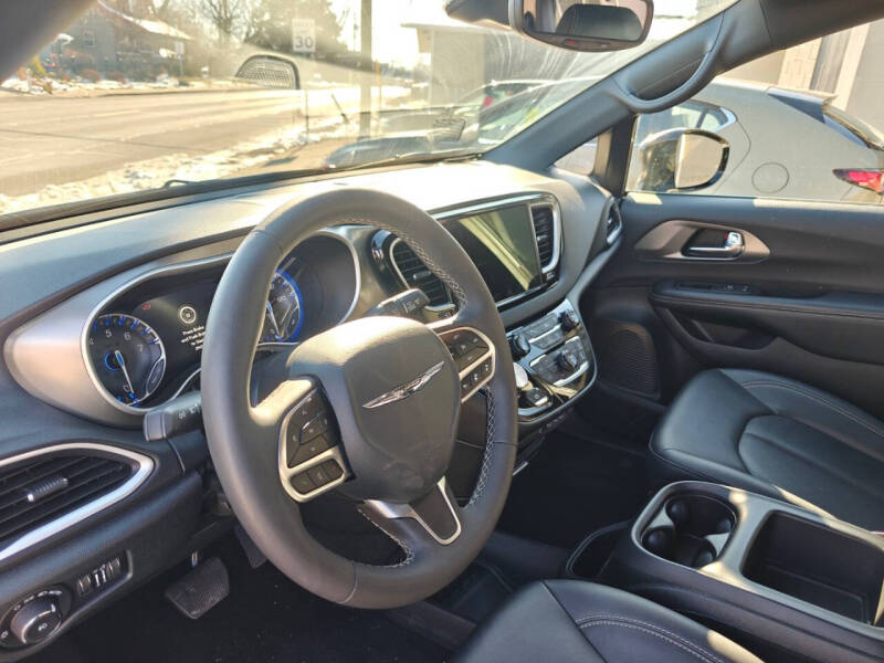 2025 Chrysler Pacifica Select