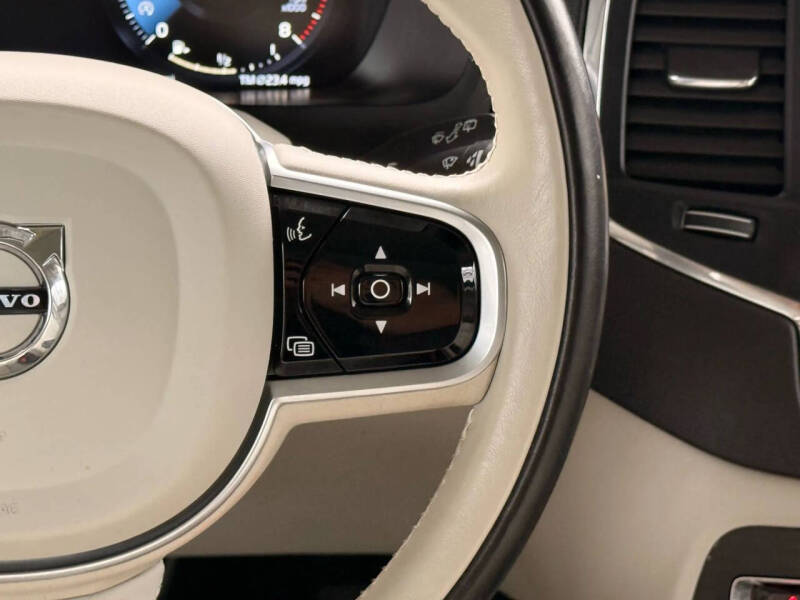 2020 Volvo XC90 T6 Momentum 6-Passenger