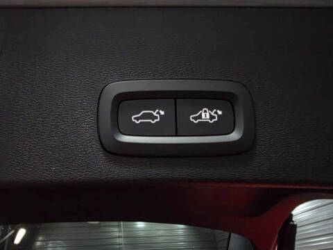 2023 Volvo XC40 B5 Ultimate Bright Theme