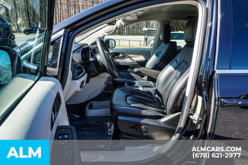 2024 Chrysler Pacifica Plug-In Hybrid Select