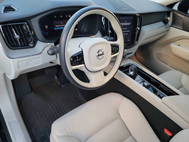 2023 Volvo XC60 B5 Plus Dark Theme