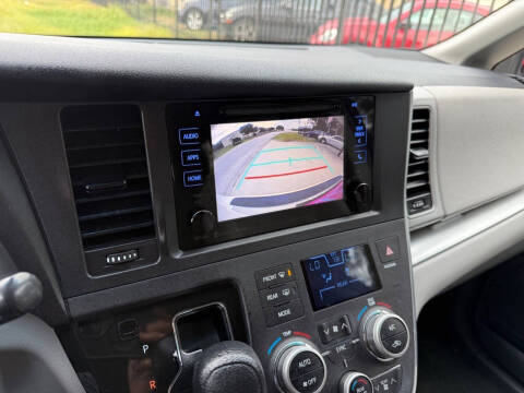 2017 Toyota Sienna LE 8-Passenger