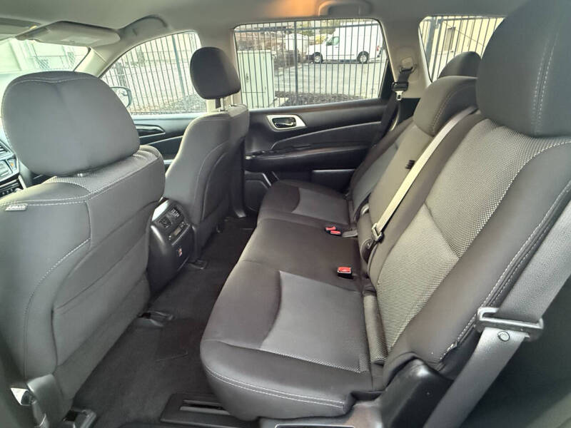 2018 Nissan Pathfinder SV