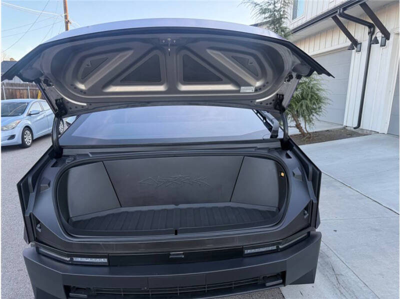 2025 Tesla Cybertruck