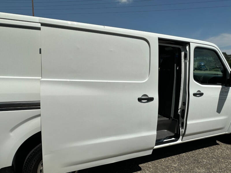 2017 Nissan NV Cargo SV photo 3