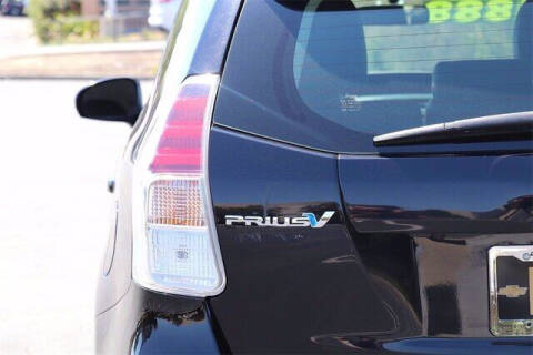 2017 Toyota Prius v Two