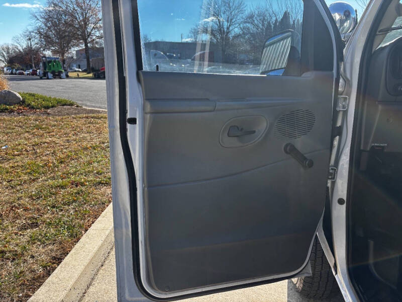 2004 Ford E-Series E-350 SD