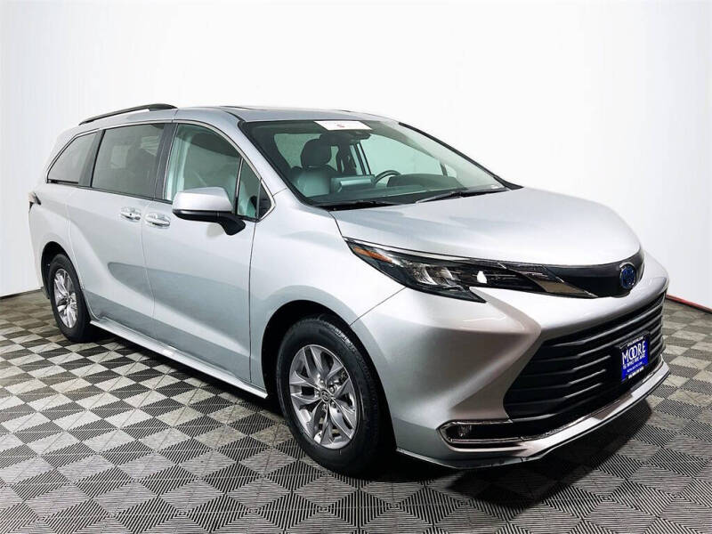2024 Toyota Sienna XLE's photo