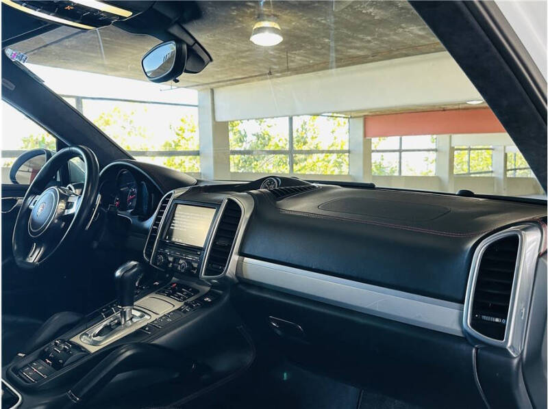 2013 Porsche Cayenne GTS