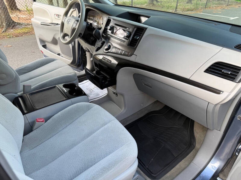 2014 Toyota Sienna LE Mobility 7-Passenger