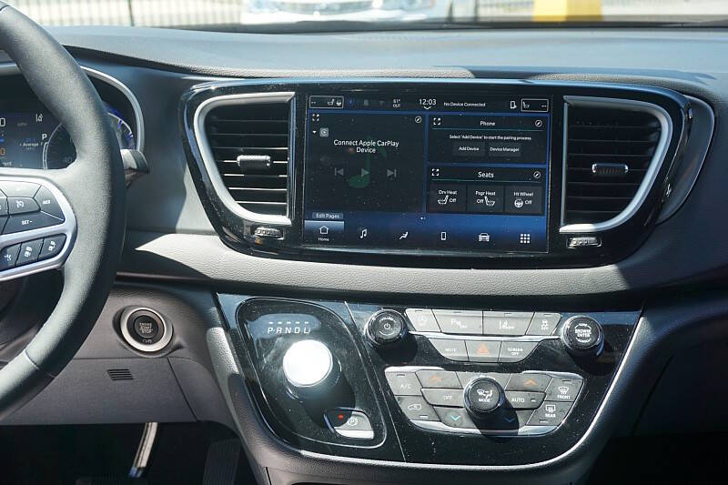 2025 Chrysler Pacifica Select