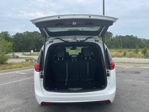 2027 Chrysler Pacifica Select