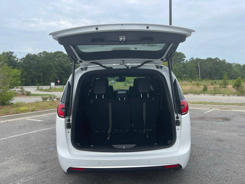 2027 Chrysler Pacifica Select
