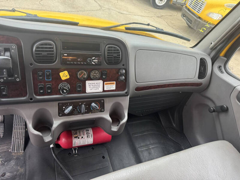 2018 Freightliner M2 106