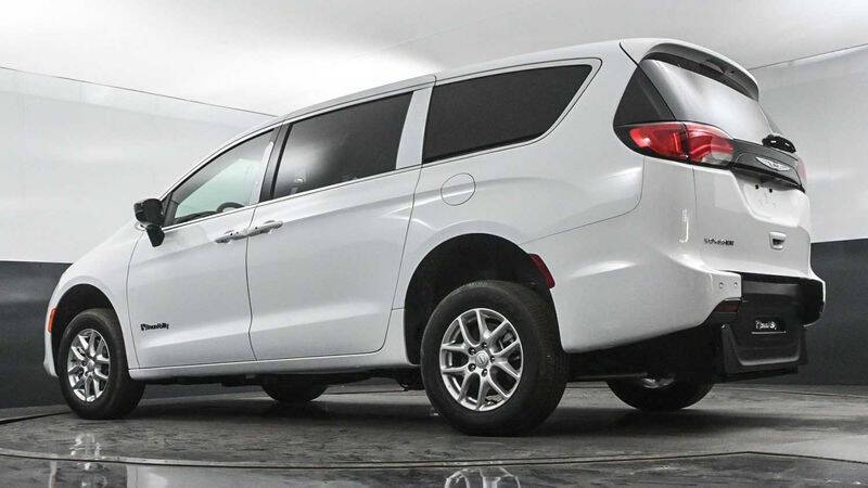 2025 Chrysler Voyager LX