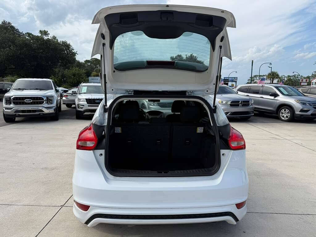 White 2015 Ford Focus SE SE 4dr Hatchback 21