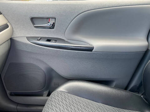 2014 Toyota Sienna SE 8-Passenger