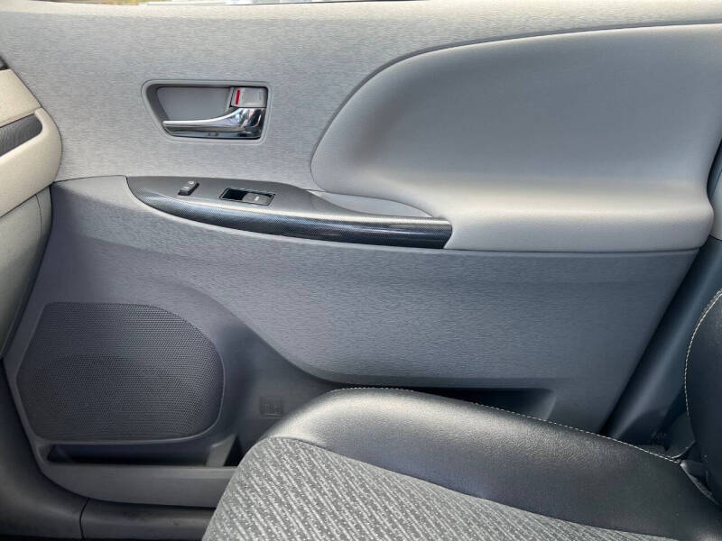 2014 Toyota Sienna SE 8-Passenger