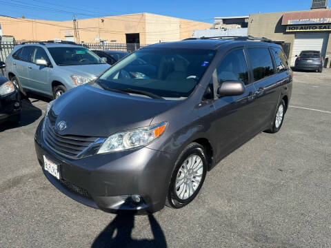 2014 Toyota Sienna XLE 8-Passenger