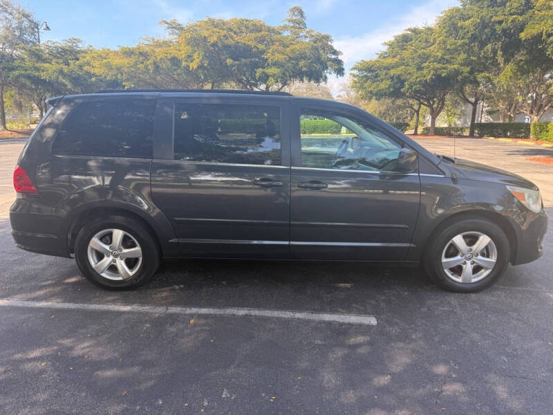 2011 Volkswagen Routan SE