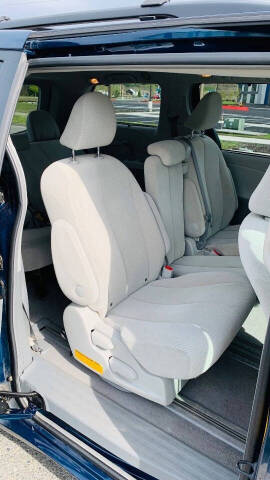2011 Toyota Sienna LE 8-Passenger