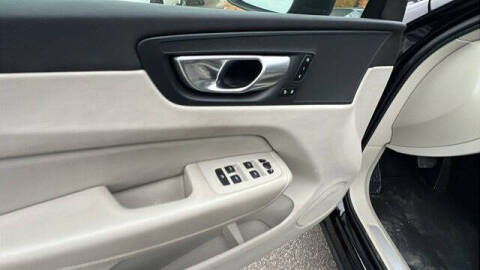 2024 Volvo XC60 B5 Core Dark Theme