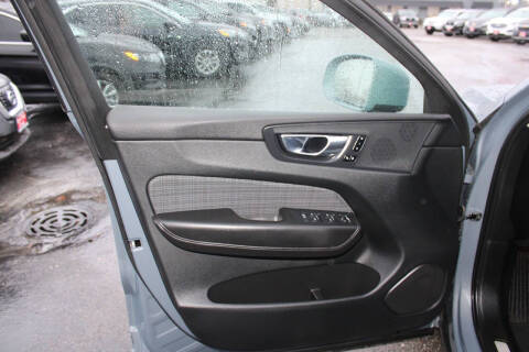 2022 Volvo XC60 B5 Momentum