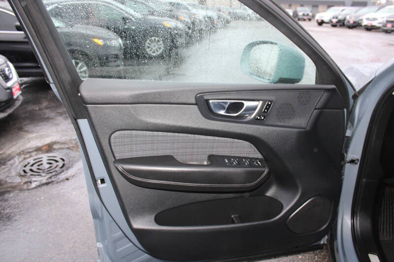 2022 Volvo XC60 B5 Momentum