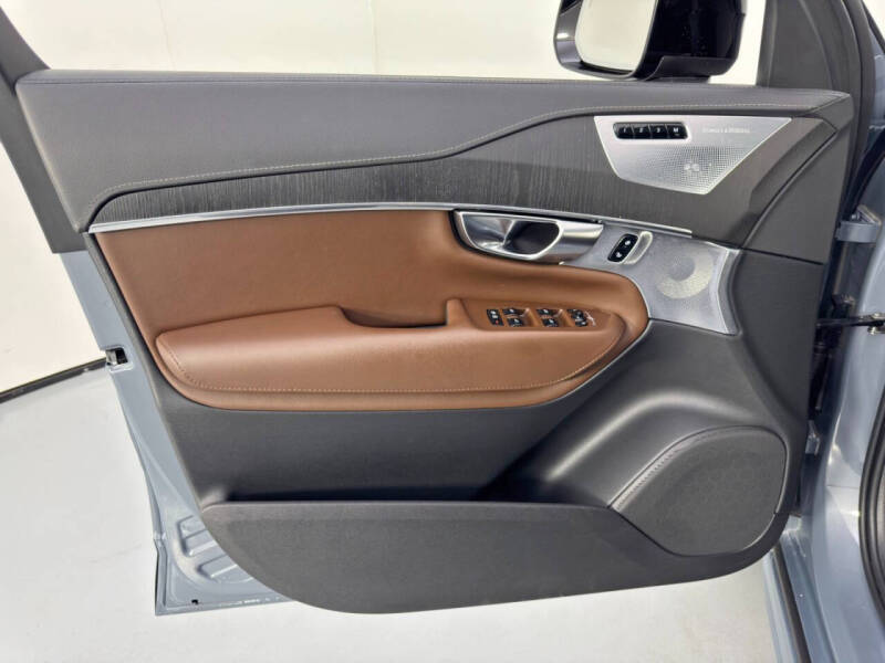 2023 Volvo XC90 Recharge T8 Ultimate Dark Theme