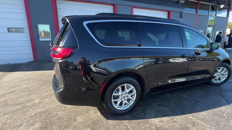 2022 Chrysler Pacifica Touring L photo 8