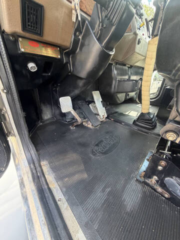 2001 Peterbilt 330