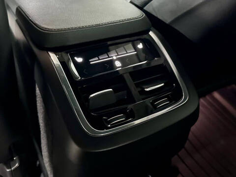 2022 Volvo XC90 T6 Momentum 6-Passenger