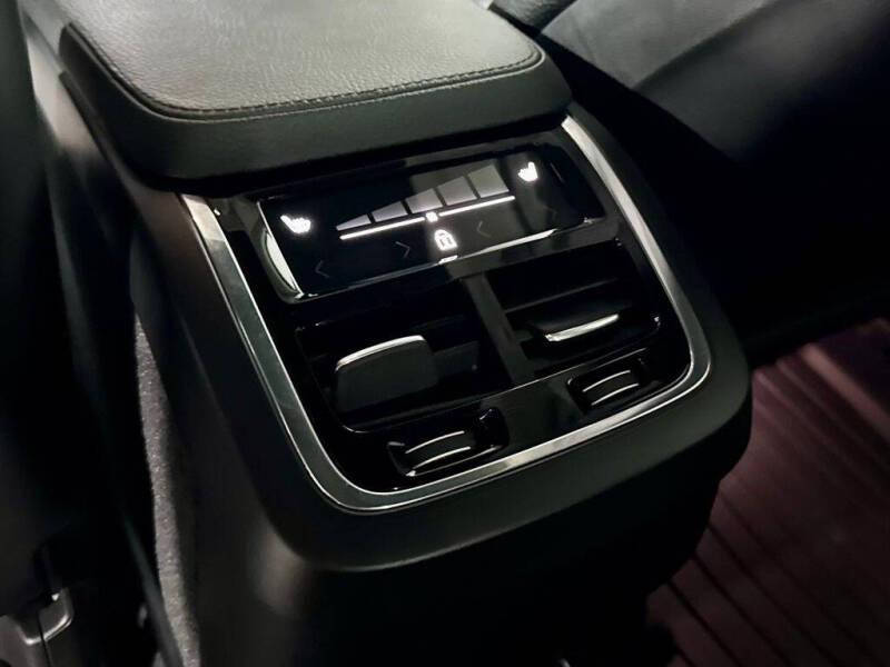 2022 Volvo XC90 T6 Momentum 6-Passenger