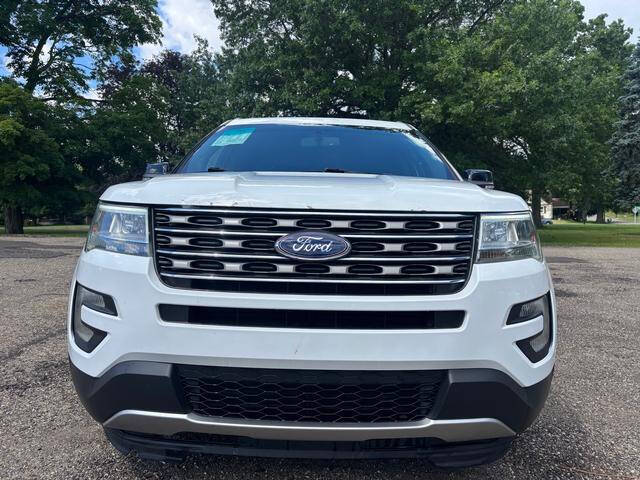 White Platinum Metallic Tri-Coat 2017 Ford Explorer XLT XLT 4dr SUV 2