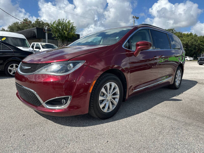 2017 Chrysler Pacifica Touring-L photo 3