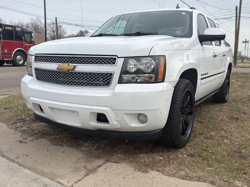 2010 Chevrolet Avalanche LTZ's photo