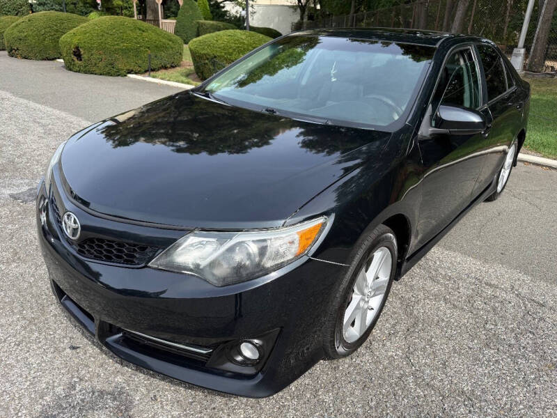 2012 Toyota Camry SE's photo