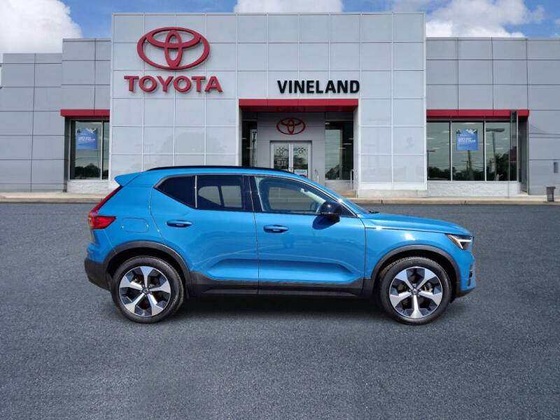 2023 Volvo XC40 B5 Plus Dark Theme