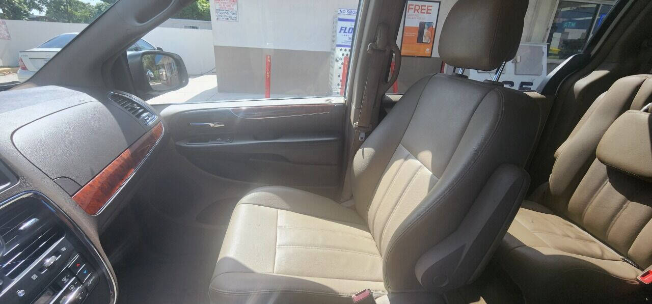 2016 CHRYSLER Town and Country Minivan - $7,950