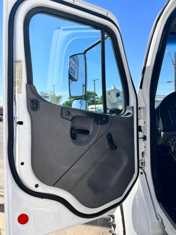 2013 Freightliner M2 106