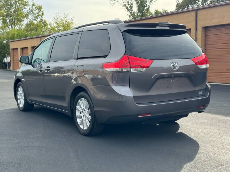 2011 Toyota Sienna null photo 7